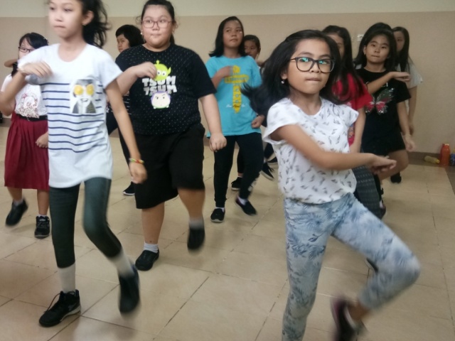 SD Kristen Petra 12 - Kegiatan ELS yang Menyehatkan Sekaligus Menyenangkan?  ELS Hip Hop Jawabannya!