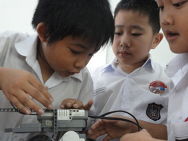 Membangun Kreativitas Anak Melalui ELS Robotik