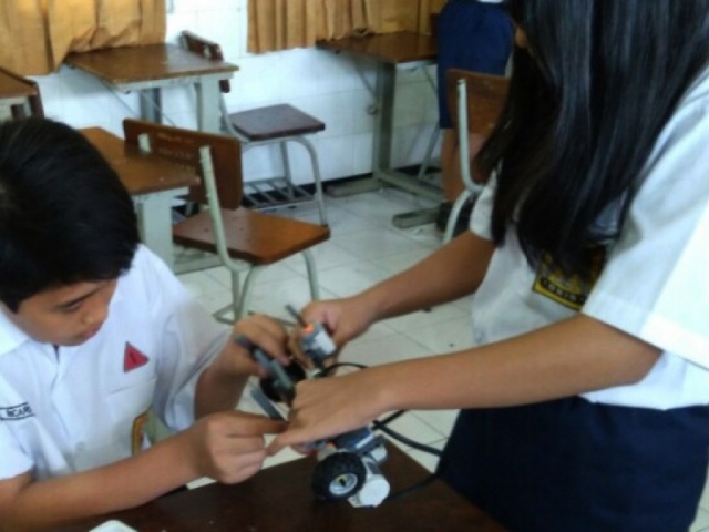 Serunya Menyusun Robot di SMP Kristen Petra 4