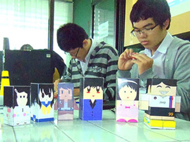 Mempelajari Perpaduan Seni Rupa dan Teknologi Melalui ELS Desain Komunikasi Visual di SMA Kristen Petra 5