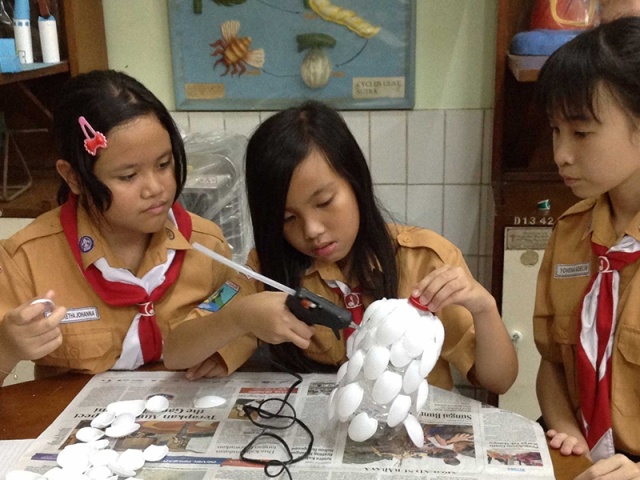 Kegiatan ELS Art and Craft di SD Kristen Petra 13