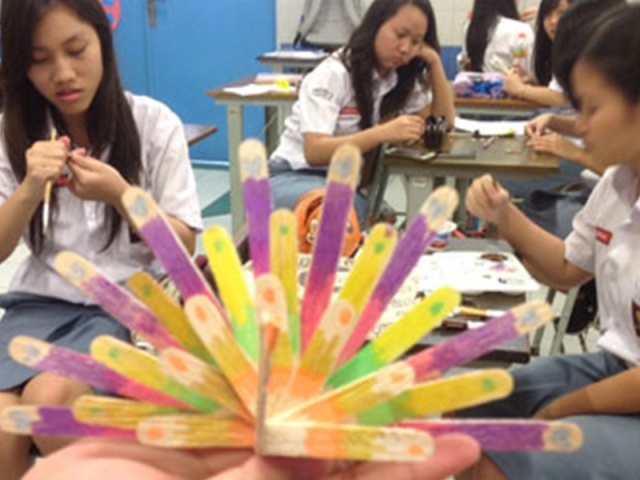 Kegiatan ELS Art and Craft di SMA Kristen Petra 1