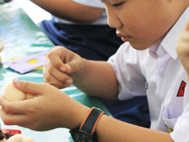 Mempelajari Teknik Jahitan Tangan Melalui ELS Sewing Craft di SMP Kristen Petra 3