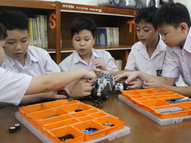 Bermain Sambil Belajar di ELS Robotik