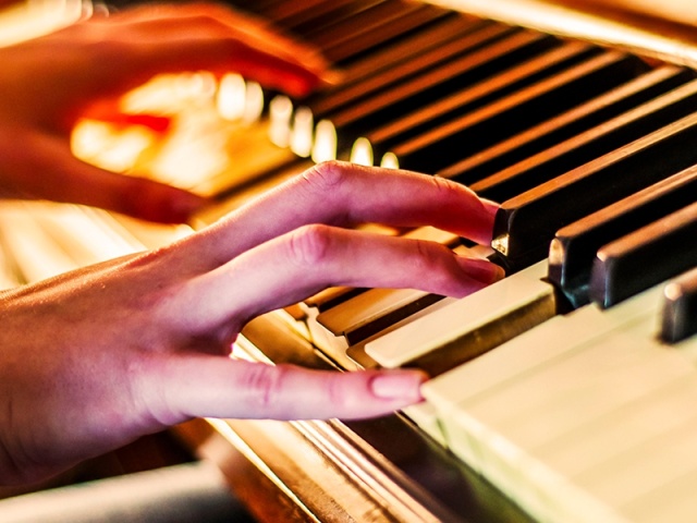 Melatih Keterampilan Bermain Piano Melalui ELS
