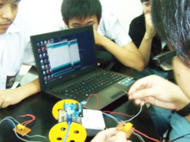 Perakitan dan Pemrograman di ELS Robotik