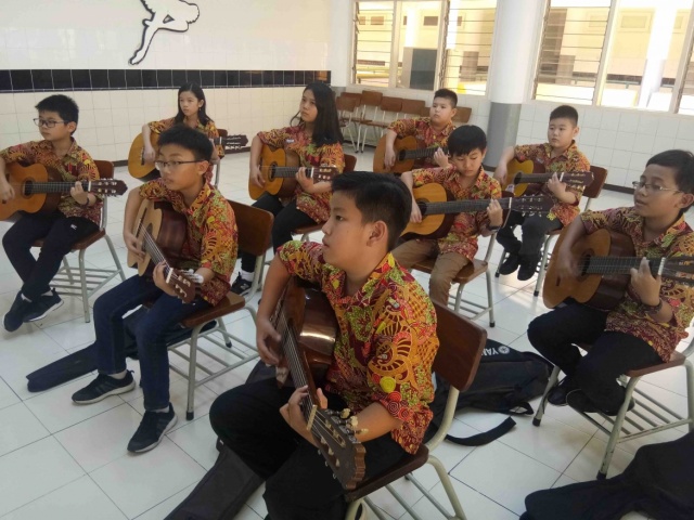 SD Kristen Petra 5 - Mewadahi Bakat dan Minat Musik Anak Lewat ELS Gitar