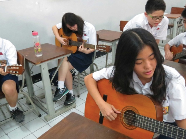 Mengenal dan Mendalami Cara Bermain Gitar di ELS Gitar