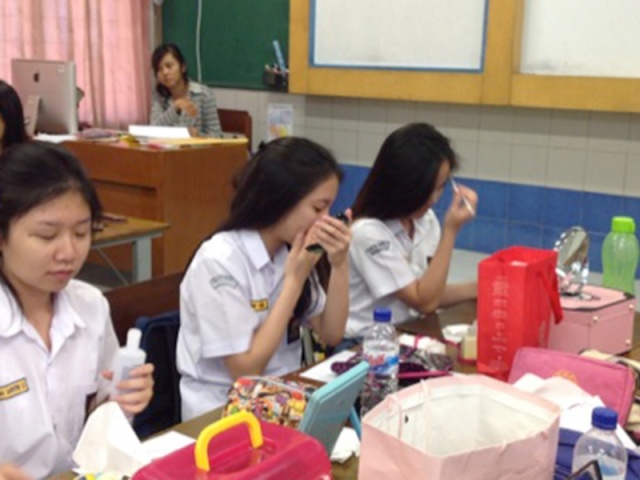 Belajar Make Up dan Hair Do di ELS Make Up SMA Kristen Petra 1