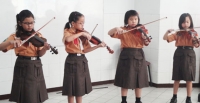 Mempelajari Teknik Bermain Biola di SD Kristen Petra 13