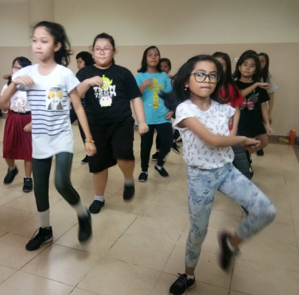 SD Kristen Petra 12 - Kegiatan ELS yang Menyehatkan Sekaligus Menyenangkan?  ELS Hip Hop Jawabannya!