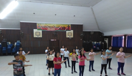 SD Kristen Petra 5 - Mengolah Ekspresi Sambil Menyehatkan Badan? Yuk Ikut ELS Hip Hop!