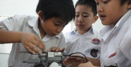 Membangun Kreativitas Anak Melalui ELS Robotik