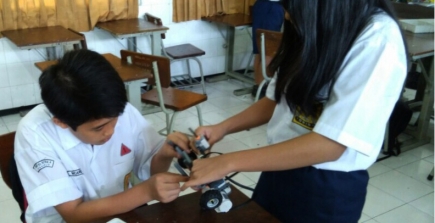 Serunya Menyusun Robot di SMP Kristen Petra 4