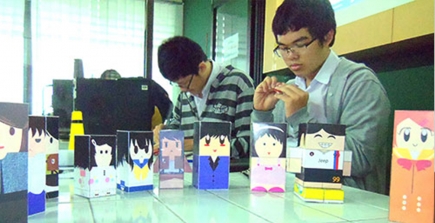 Mempelajari Perpaduan Seni Rupa dan Teknologi Melalui ELS Desain Komunikasi Visual di SMA Kristen Petra 5