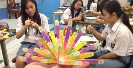 Kegiatan ELS Art and Craft di SMA Kristen Petra 1