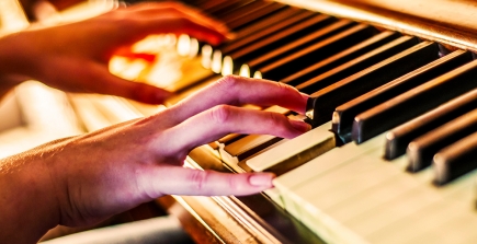 Melatih Keterampilan Bermain Piano Melalui ELS