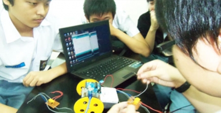 Perakitan dan Pemrograman di ELS Robotik