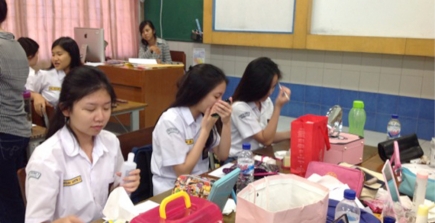 Belajar Make Up dan Hair Do di ELS Make Up SMA Kristen Petra 1
